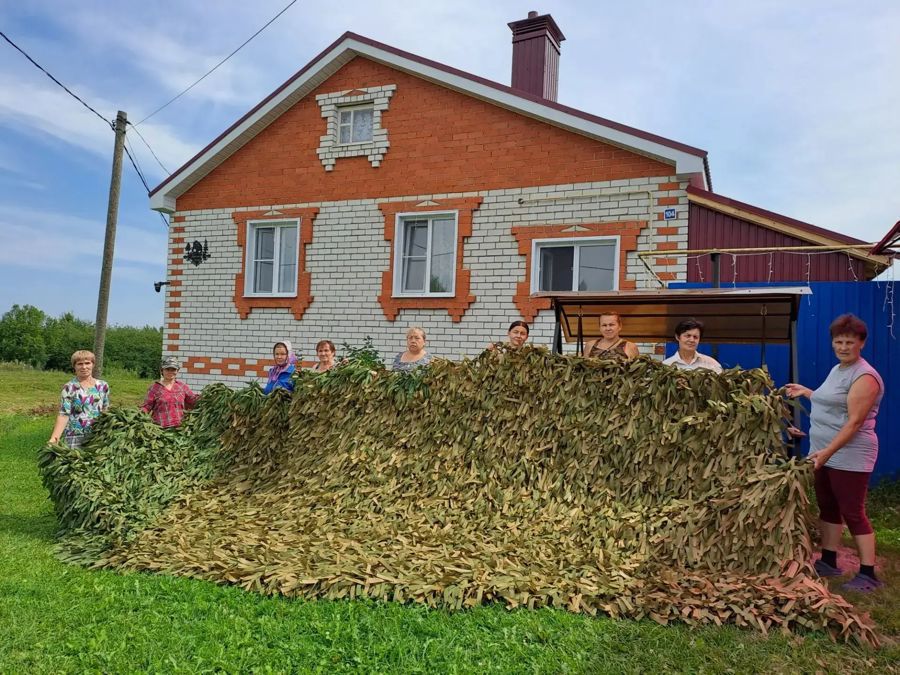 В Красночетайском округе жители продолжают плести маскировочные сети