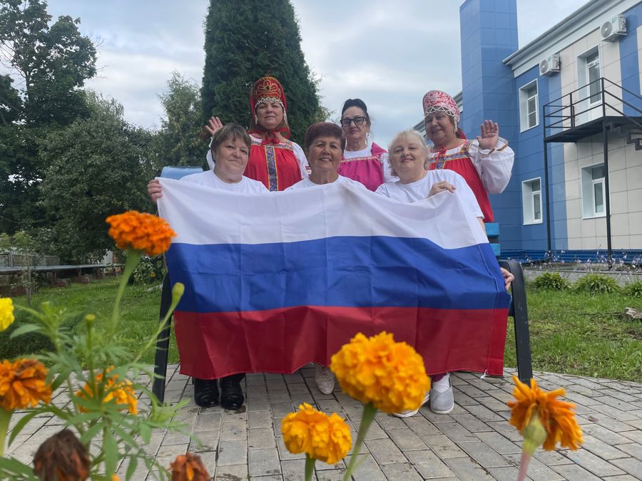 Гордость за страну: «серебряные» волонтеры Шумерли отметили День государственного флага