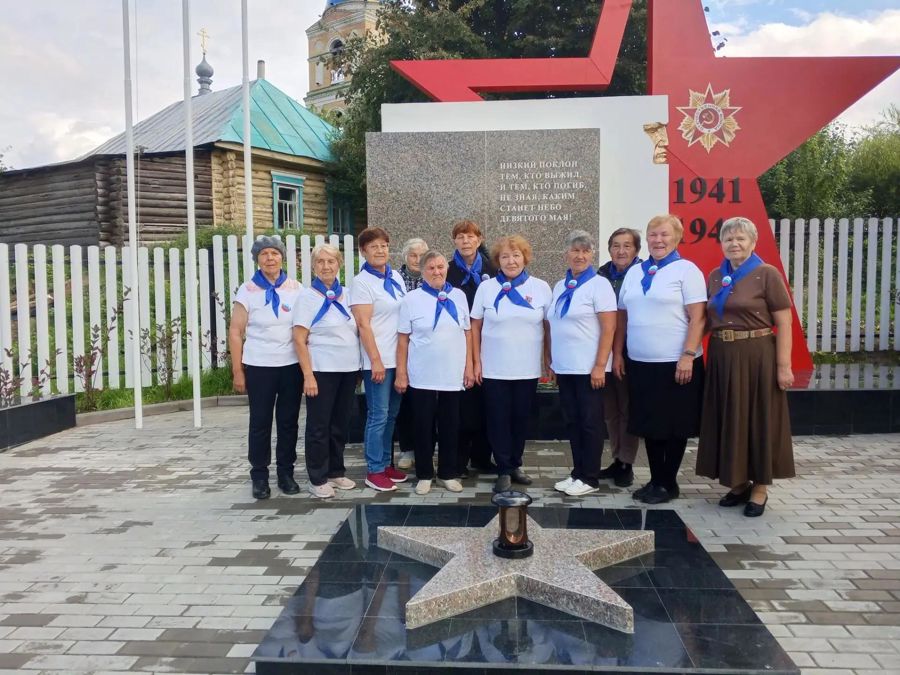 Посетители центра активного долголетия приняли участие в открытии комплекса Воинской славы.