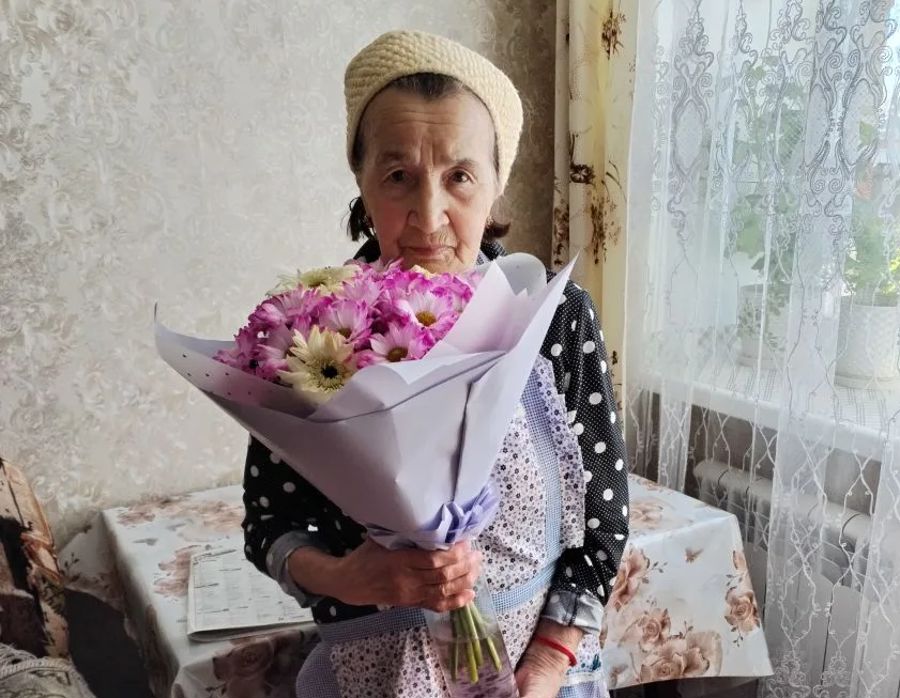 В Цивильском центре социального обслуживания населения поздравили подопечную с 87-летием.