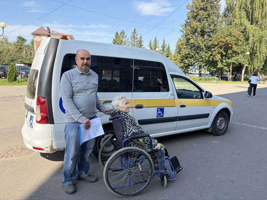 Национальный проект «Семья»:  специалисты ЦСОН помогли пожилой женщине пройти медицинскую комиссию.