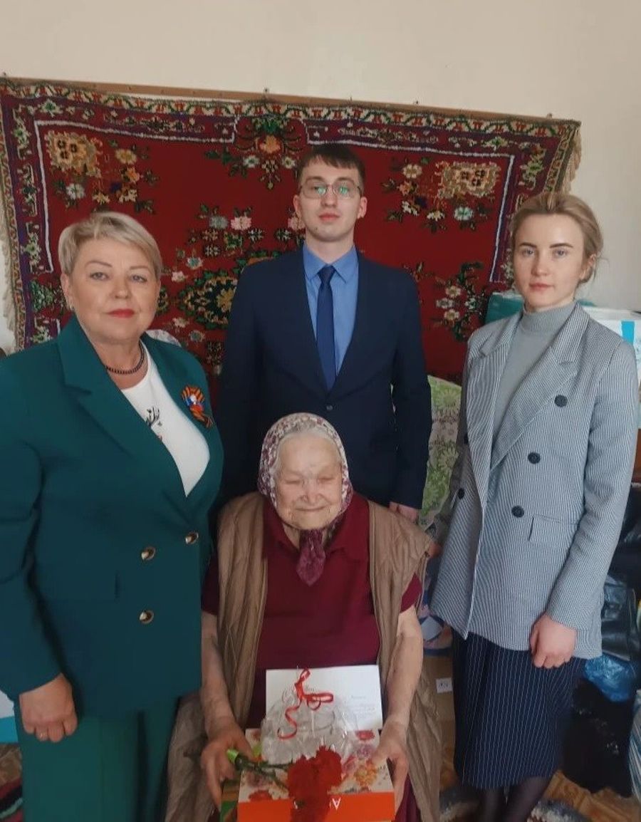 Ветераны принимают поздравления на дому