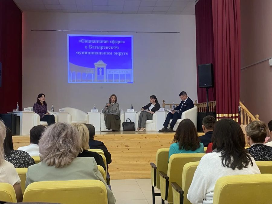 «Открытый разговор»: министр труда и социальной защиты Алена Елизарова обсудила развитие отрасли с жителями Батыревского округа