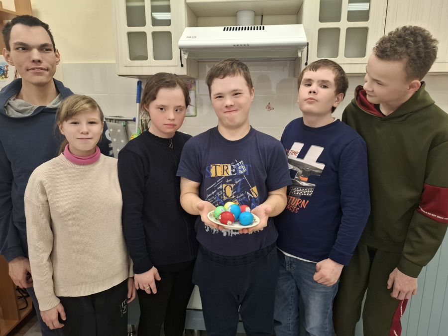 Словно яркая раскраска, в младшие группы пришла Пасха!