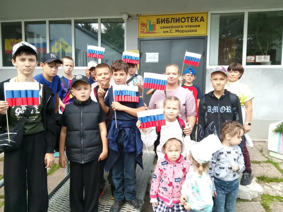 Мастерская чтения ко дню Государственного флага России «Российский триколор» в библиотеке семейного чтения им. С. Я. Маршака