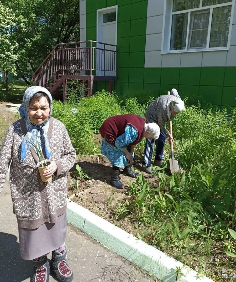 Пенсионеры вышли на субботник
