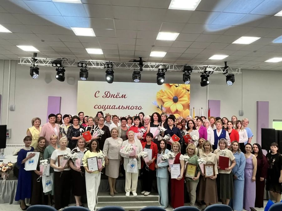 В Шумерле поздравили тех, кто дарит заботу и тепло