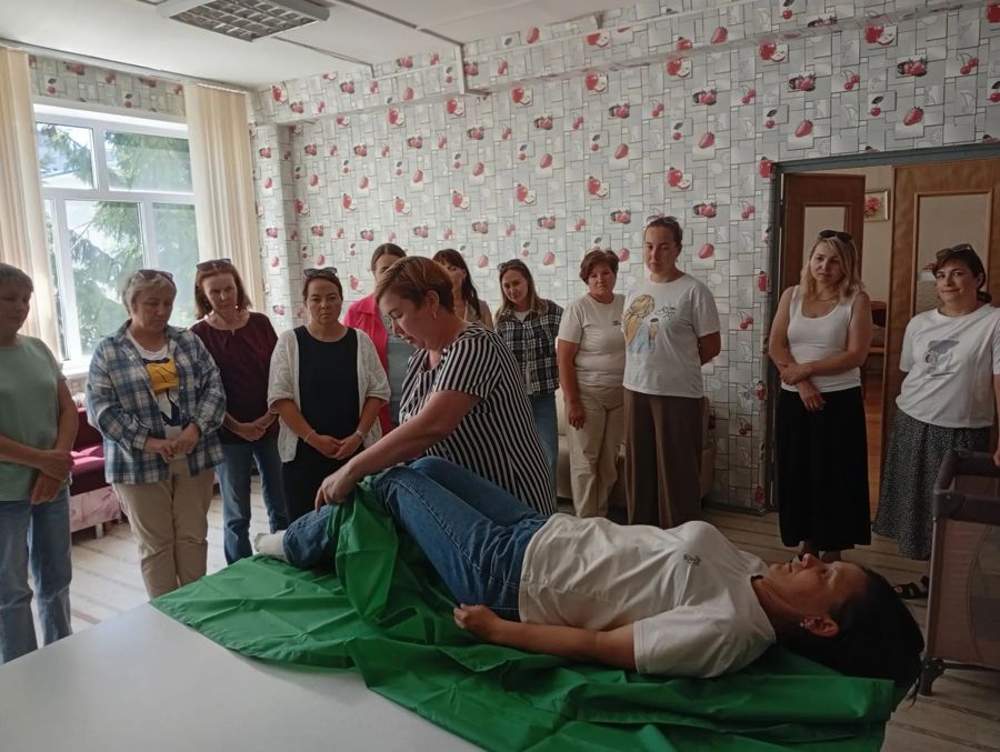 Социальные работники столичного Комплексного центра прошли обучение в Школе ухода
