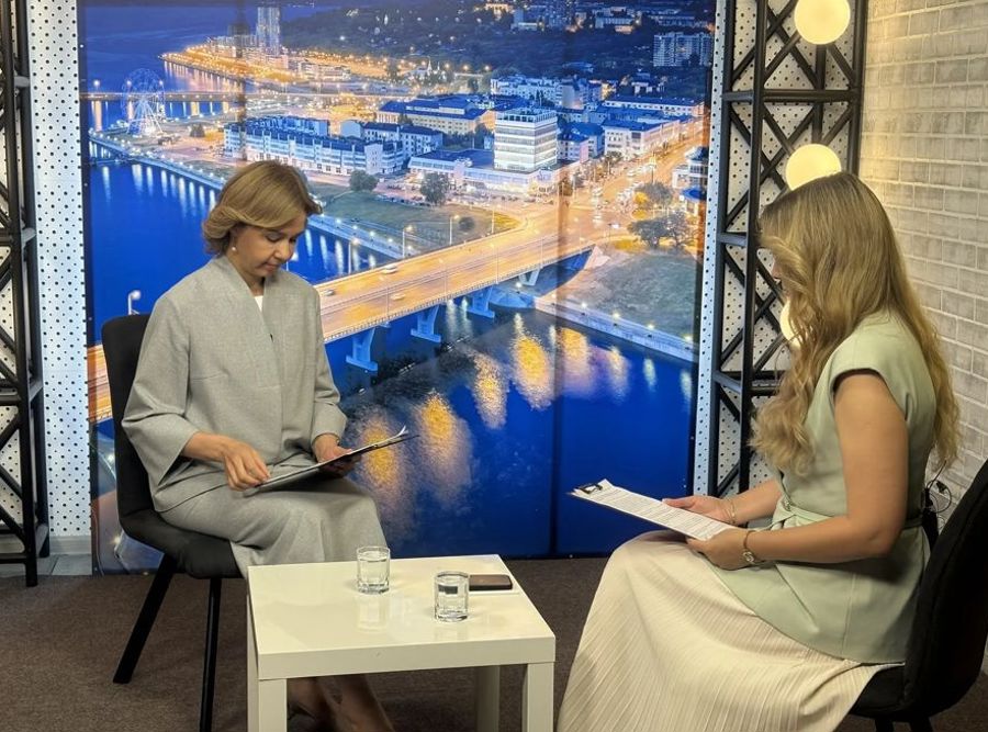 «Каждая семья должна чувствовать плечо государства»: Алена Елизарова ответила на вопросы о поддержке родителей в прямом эфире