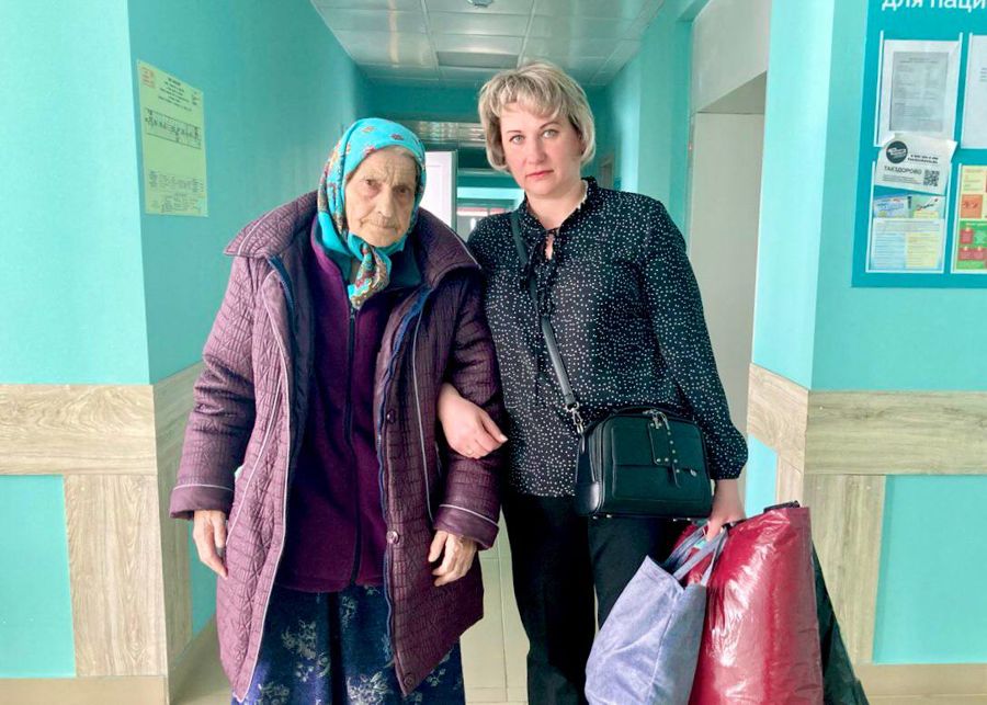 Поддержка рядом: соцработники сопровождают пожилых людей в медицинские учреждения