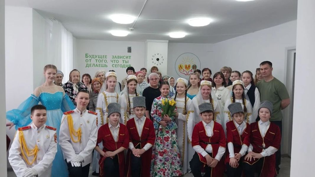 Кадеты СОШ №2 подарили праздник женщинам – получателям услуг Цивильского ЦСОН