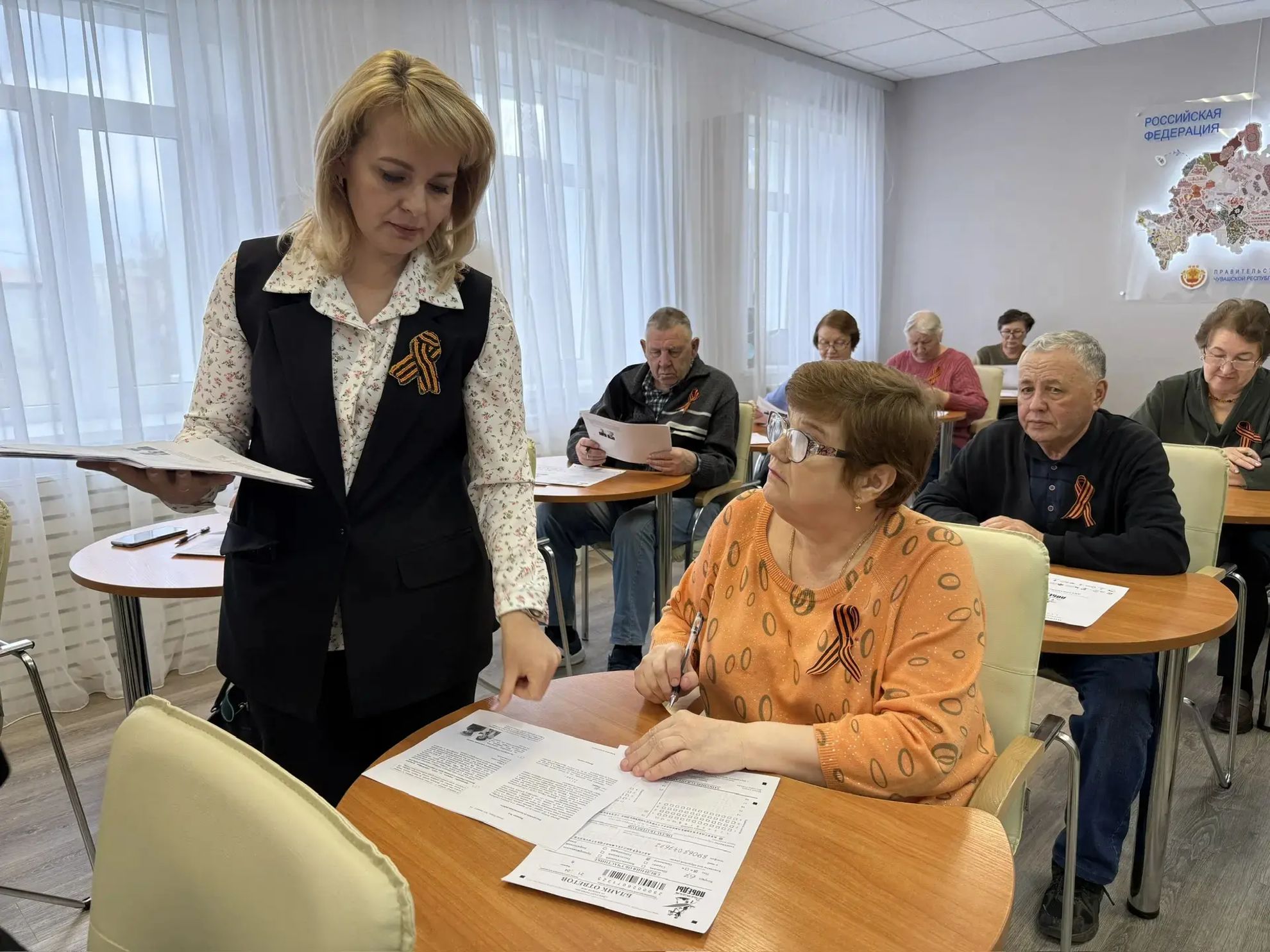 «Серебряные» волонтёры написали «Диктант Победы»