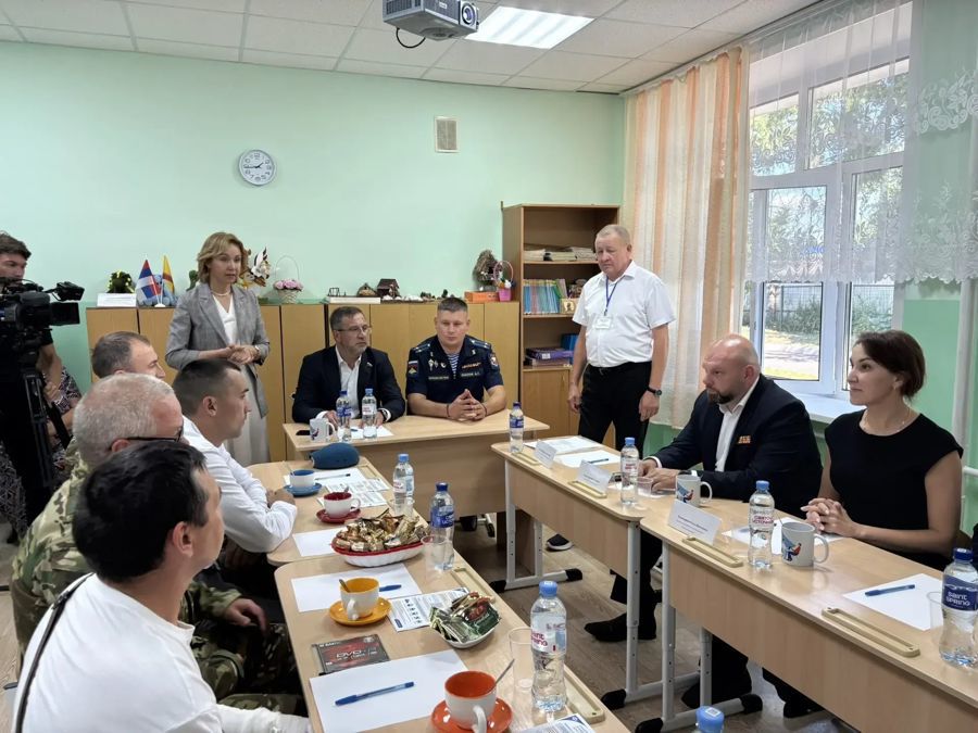 Алена Елизарова: «Мы создаем среду, где каждый защитник и его семья чувствуют плечо государства» — в Урмарском районе прошло выездное заседание клуба «Работа для СВОих»