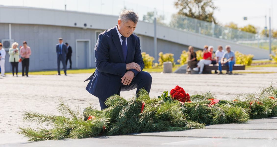 Олег Николаев почтил память тружеников тыла в историческую дату