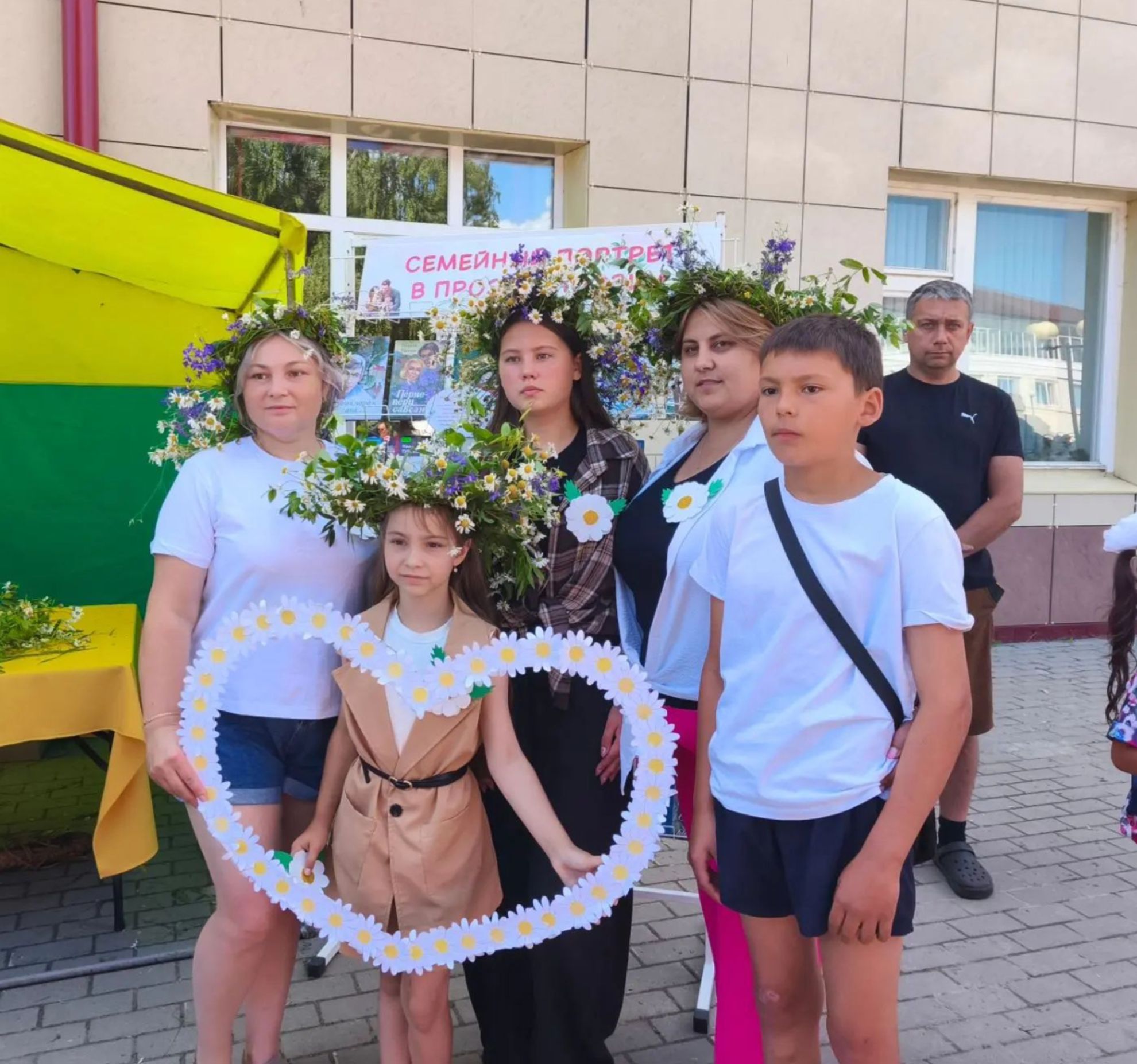 Маленькие радости для больших семей: юные добровольцы устроили для детей волшебный праздник с мыльными пузырями в честь Дня семьи, любви и верности