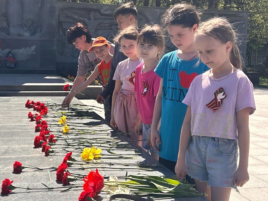 Почтение памяти героев возложение цветов к Вечному огню