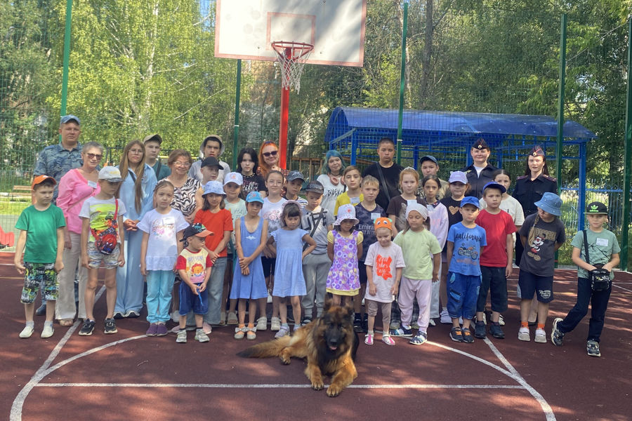 От правил безопасности до овчарки по имени Стеф: как в лагере «Дружба народов» дети общались со стражами порядка