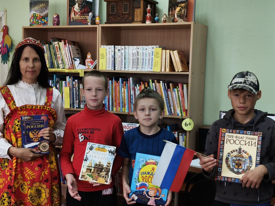 «Три цвета русской славы» - патриотический час ко Дню русского флага