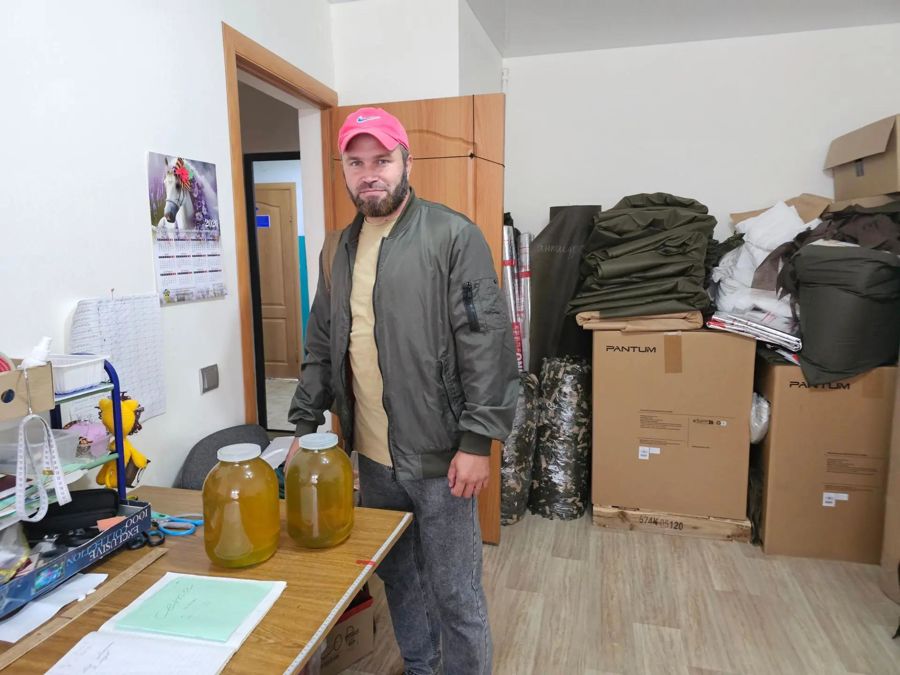 Житель Цивильского МО передал бойцам мед со своей пасеки.