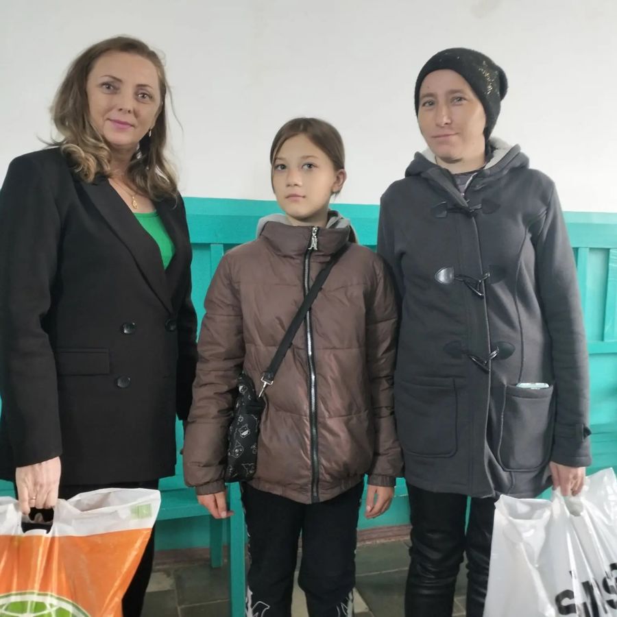 Вещевая помощь как поддержка и защита: семья Александровых получила помощь от Красноармейского ЦСОН