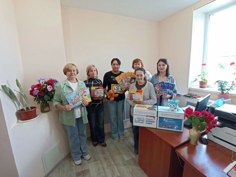 Забота и внимание: сотрудники Вурнарского центра соцобслуживания присоединились к акции «Коробка храбрости»