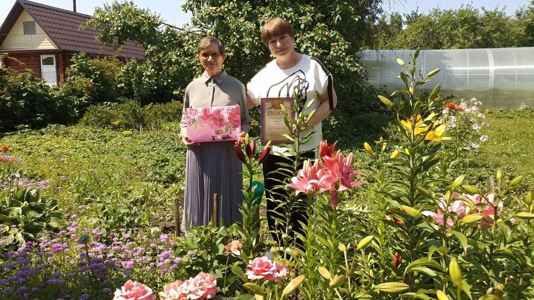 Цветущий дворик Нины Сапегиной