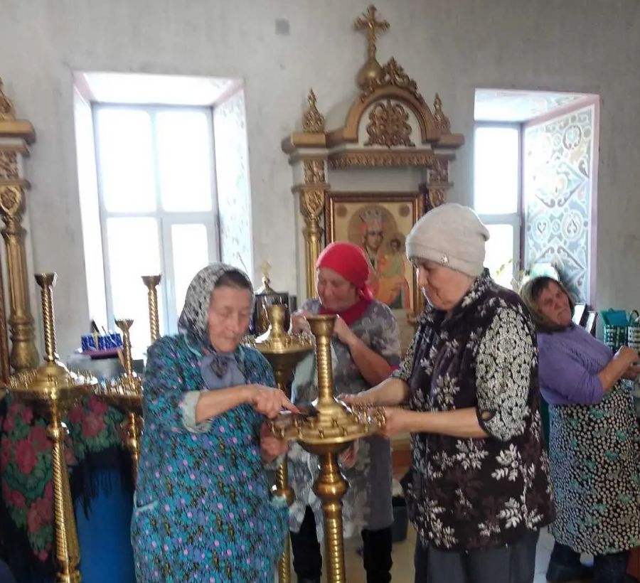 «Серебряные» волонтёры приняли участие в уборке храма перед Светлой Пасхой.