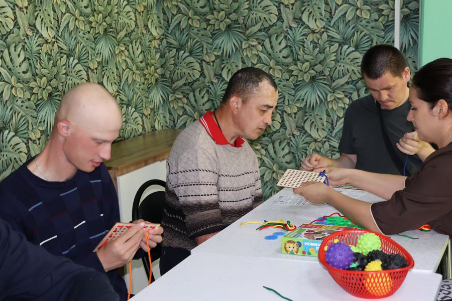 Занятие специалиста по комплексной реабилитации было посвящено очень важной задаче – развитию мелкой моторики у наших получателей социальных услуг